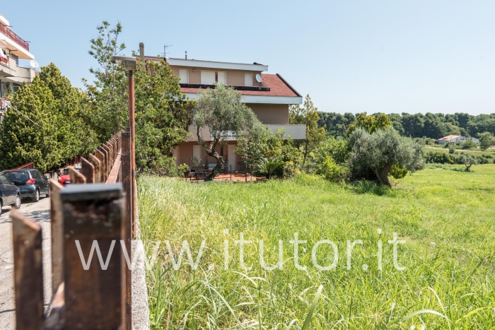 Palazzina con tre appartamenti indipendenti