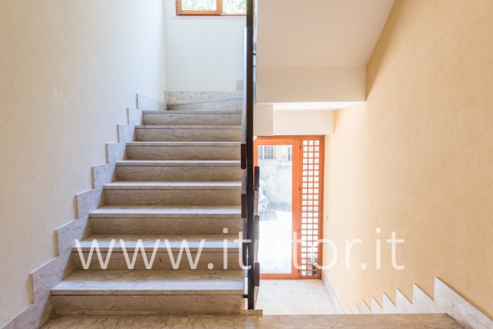 Palazzina con tre appartamenti indipendenti