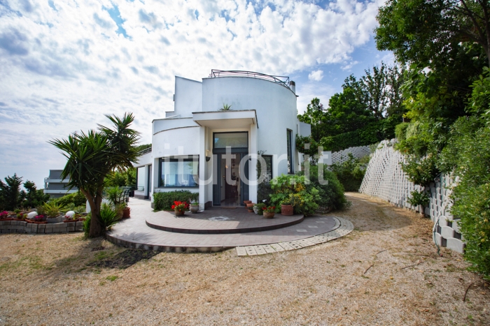 Villa vista mare con 4 appartamenti e terreno edificabile