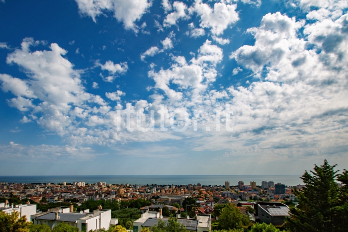 Villa vista mare con 4 appartamenti e terreno edificabile