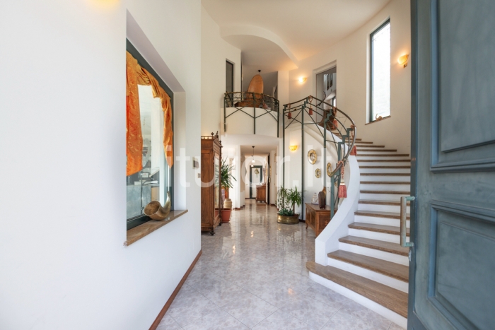 Villa vista mare con 4 appartamenti e terreno edificabile