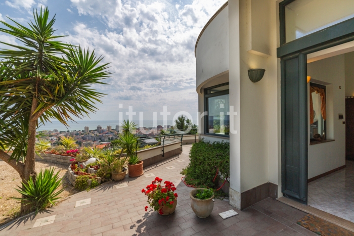 Villa vista mare con 4 appartamenti e terreno edificabile