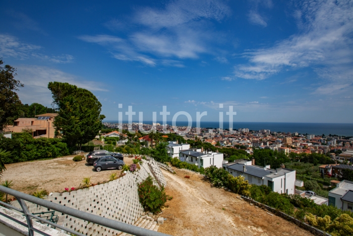 Villa vista mare con 4 appartamenti e terreno edificabile