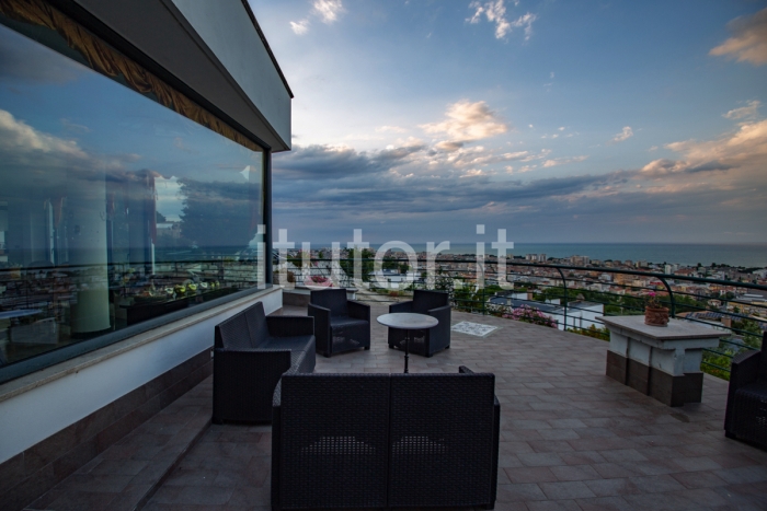 Villa vista mare con 4 appartamenti e terreno edificabile
