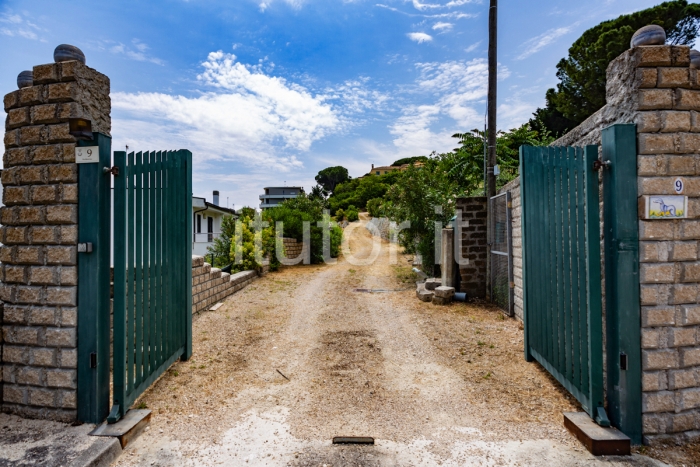 Villa vista mare con 4 appartamenti e terreno edificabile