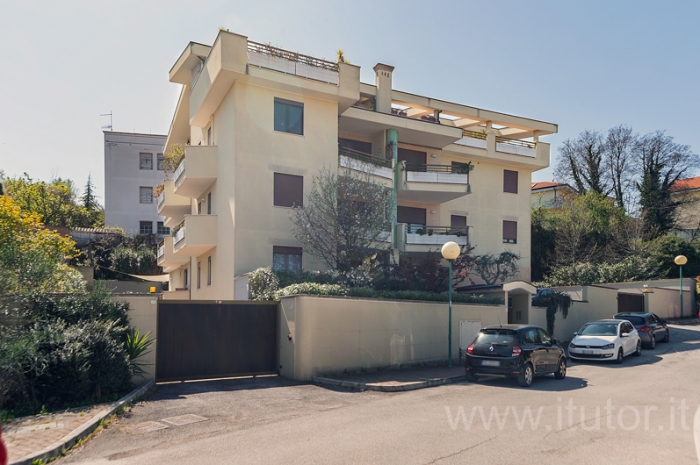Appartamento Salita Rex con corte privata e posto auto