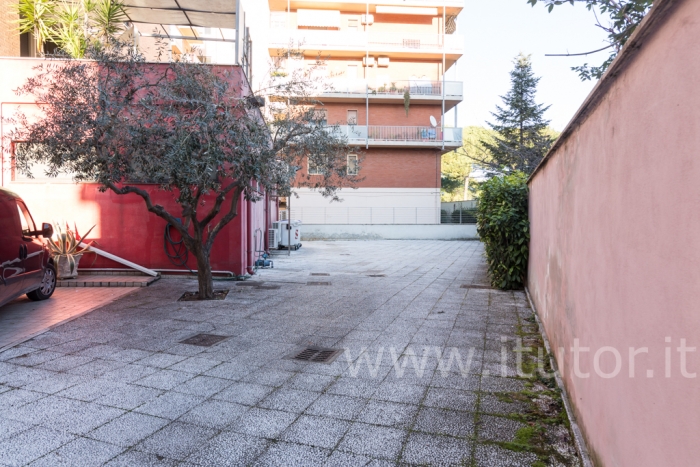 VENDESI LOCALE/APPARTAMENTO/LOFT DI 365 MQ. CON GIARDINO ESCLUSIVO