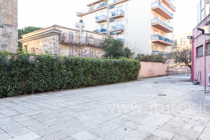 VENDESI LOCALE/APPARTAMENTO/LOFT DI 365 MQ. CON GIARDINO ESCLUSIVO