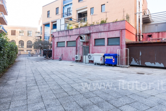 VENDESI LOCALE/APPARTAMENTO/LOFT DI 365 MQ. CON GIARDINO ESCLUSIVO