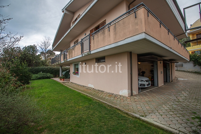 Villa panoramica con giardino