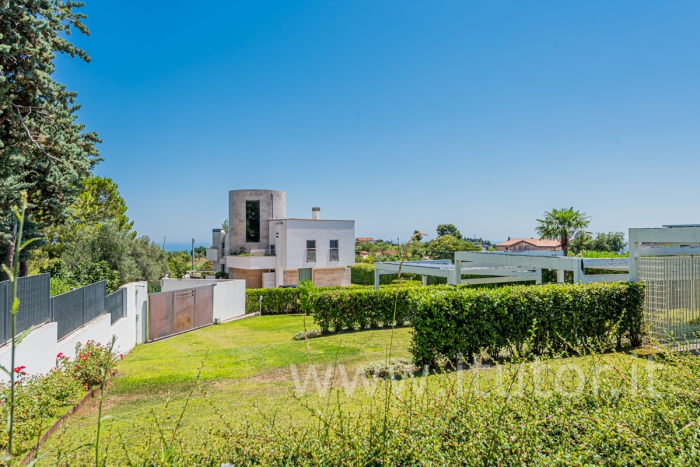 Splendida villa panoramica con piscina