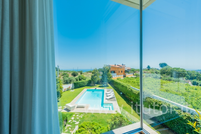 Splendida villa panoramica con piscina