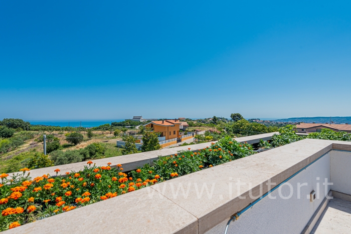 Splendida villa panoramica con piscina