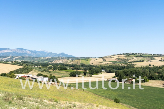 3 casolari ristrutturati con terreno