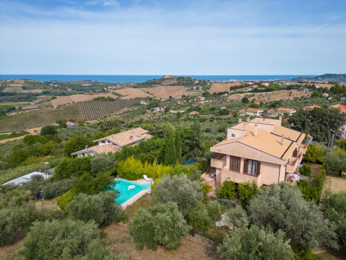 Villino panoramico con piscina