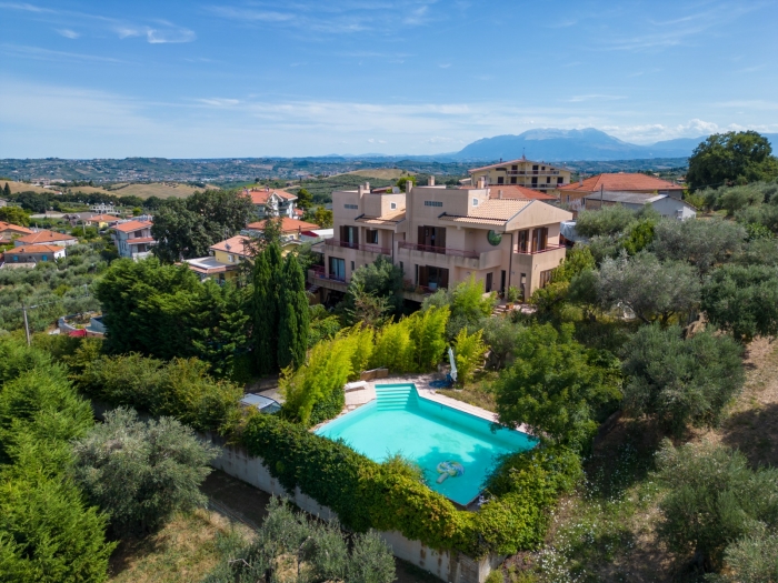 Villino panoramico con piscina