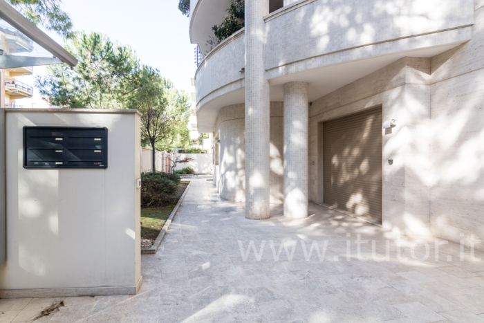 Ufficio con due posti auto