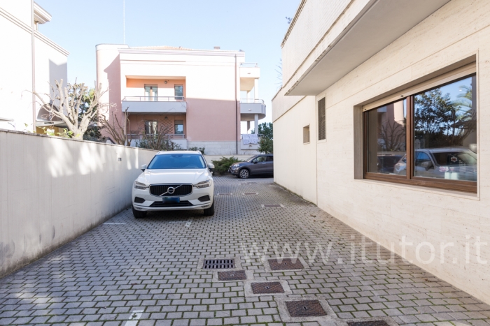 Ufficio con due posti auto