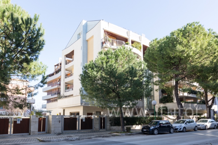 Ufficio con due posti auto