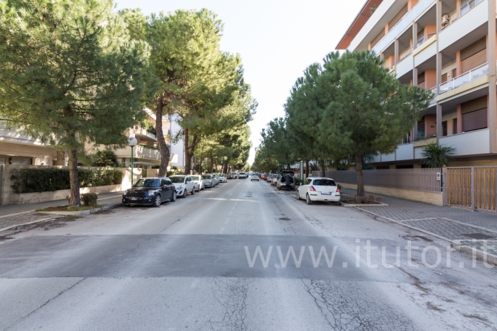 Ufficio con due posti auto